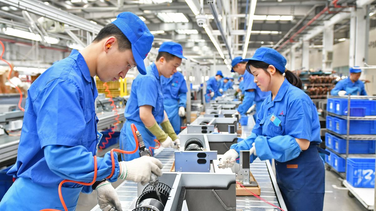 The article analyzes the breakthrough opportunities of Vietnam's mechanical engineering and spare parts manufacturing industry when participating in the global B2B supply chain. The content is presented in the form of a detailed list, including required technical standards, instructions on the process of bringing the factory to the international e-commerce platform, investment cost estimates, and plans to prevent safety risks for businesses.